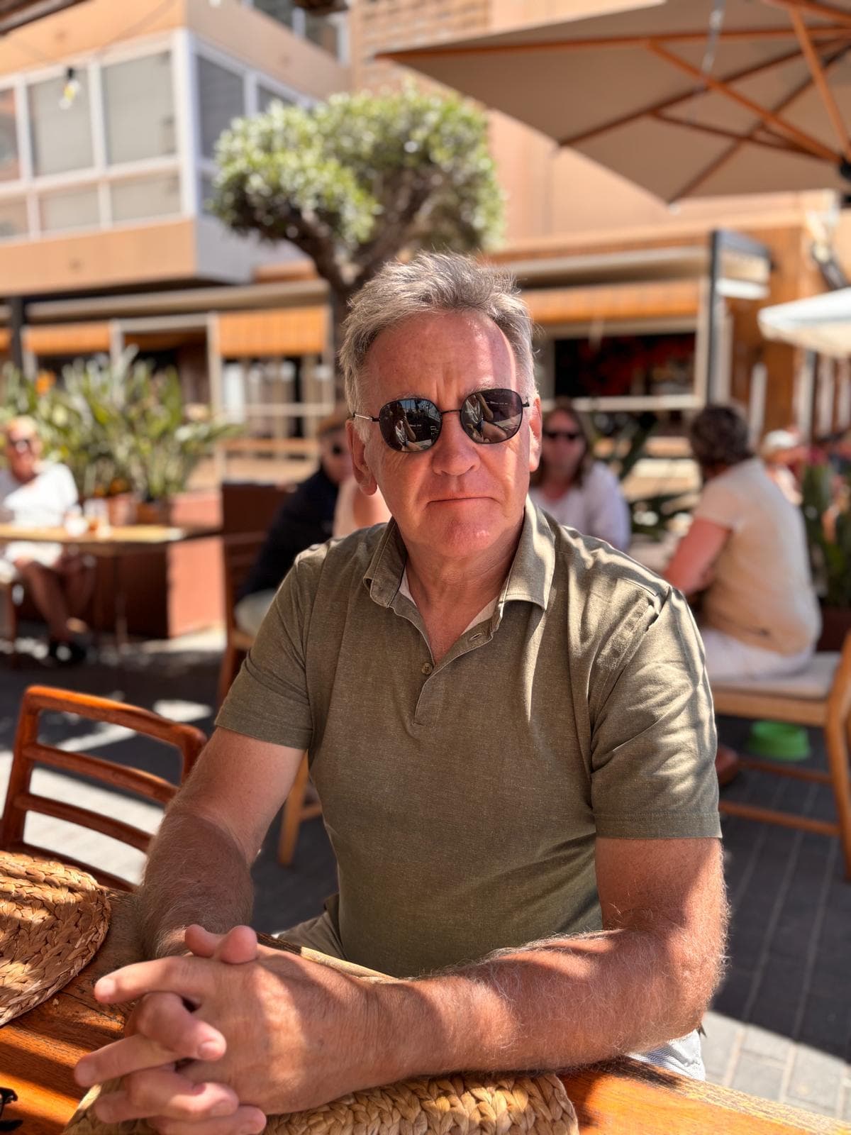 Kees Paling aan een terrastafel